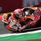 Pebalap Repsol Honda, Marc Marquez, saat beraksi pada MotoGP Belanda di Sirkuit Assen, Belanda, Minggu (30/6/2019). Vinales sukses menjadi juara dengan catatan waktu 40 menit 55,415 detik. (AP//Peter Dejong)