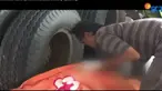 Proses evakuasi korban cukup sulit dan butuh waktu dua jam karena badan korban tertindih roda truk.