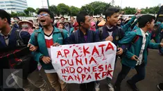Puluhan mahasiswa dari Institut Pertanian Bogor meneriakkan yel yel saat melakukan aksi di depan Gedung Parlemen RI, Jakarta, Selasa (15/12/2015). Dalam aksinya, mereka menolak revisi UU KPK. (Liputan6.com/Helmi Fithriansyah)