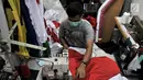 Penjahit menjahit bendera Merah Putih di Pasar Senen, Jakarta, Kamis (2/8). Para penjahit menjual bendera Merah Putih mulai dari Rp 35 ribu hingga Rp 250 ribu per buah. (Merdeka.com/Iqbal Nugroho)