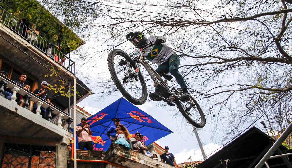 Pebalap sepeda Brasil, Lucas Borba memacu sepedanya pada ajang MTB Red Bull Medellín Cerro Abajo Urban Downhill, di perkampungan padat penduduk "La comuna 13", Medellin, Kolombia, pada 4 Maret 2023. (AFP/Freddy Builes)