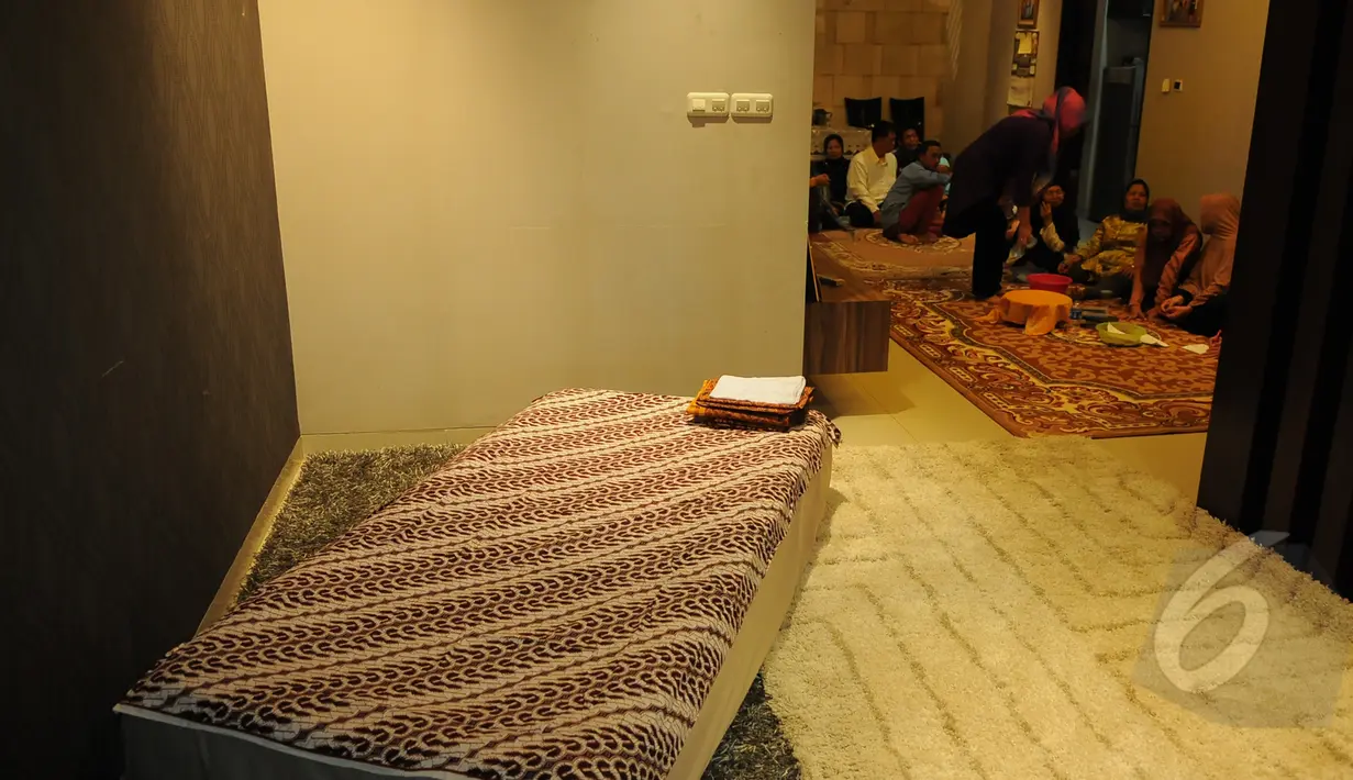Suasana kediaman Olga Syahputra di Jalan Kresna Raya no. 4 Duren Sawit, Jakarta Timur, Jumat (27/3/2015). Warga mulai berdatangan untuk mengucapkan belasungkawa (Liputan6.com/Faisal R Syam)