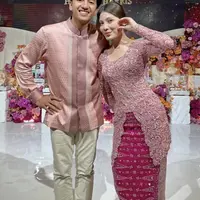 Haviza Devi Dibalut Kebaya Pink saat Tunangan dengan Harris Vriza di Medan. [@JopunuleeJu]