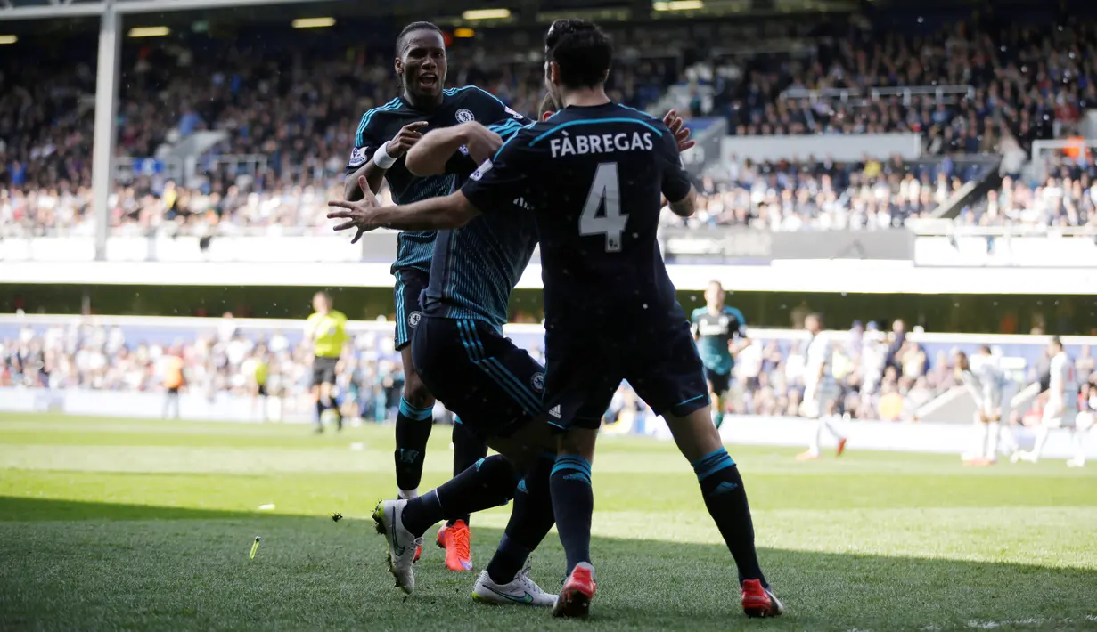 Akan tetapi saat merayakan gol tersebut, pemain Chelsea dilempari suporter QPR mulai dari korek gas, koin, dan berbagai benda lainnya. (AP Photo/Matt Dunham)