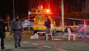 Untuk diketahui, eskalasi serangan rudal ini merupakan aksi balasan Iran terhadap gempuran udara yang dilakukan Israel bersama Amerika Serikat ke Teheran pada Sabtu 28 Februari 2026. Tampak dalam foto, petugas tanggap darurat dan paramedis Israel memeriksa lokasi sekitar serangan rudal Iran di Tel Aviv, Israel, Sabtu 28 Maret 2026 pagi waktu setempat. (AP Photo/Maya Levin)