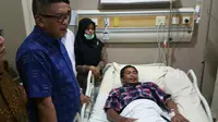 Kader PDIP Widodo saat dijenguk Sekjen PDIP Hasto Kristiyanto, Sabtu (7/1/2017). (Liputan6.com/Nanda Perdana Putra)