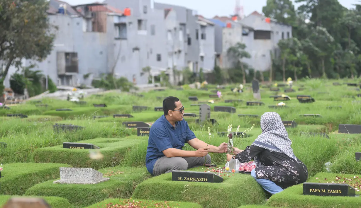 Ziarah makam juga menjadi bentuk penghormatan terhadap orang tua, saudara, atau kerabat yang sudah meninggal dunia. (merdeka.com/Arie Basuki)