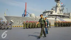 Panglima TNI Jenderal Gatot Nurmantyo berjalan saat melepas Satgas Maritime Task Force (MTF) TNI Konga XXVIII-H Unfil Lebanon Tahun 2015 di Dermaga Mako Kolinlamil, Jakarta, Kamis (27/8/2015). (Liputan6.com/Faizal Fanani)