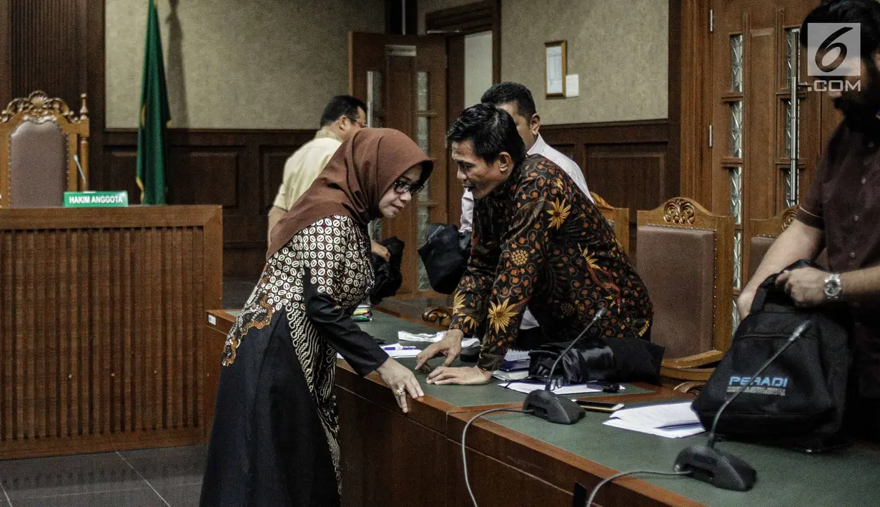 Terdakwa kasus suap proyek pembangunan PLTU Riau-1 Eni Maulani Saragih berdiskusi dengan penasihat hukumnya saat menjalani sidang dengan agenda pembacaan putusan di Pengadilan Tipikor, Jakarta, Jumat (1/3). (Liputan6.com/Faizal Fanani)
