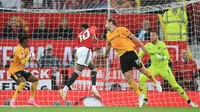 Manchester United meraih kemenangan 1-0 atas Wolverhampton Wanderers pada laga pekan perdana Premier League di Old Trafford, Selasa (15/08/2023) dini hari WIB. Gol tunggal kemenangan MU dicetak Raphael Varane. (AFP/Lindsey Parnaby)