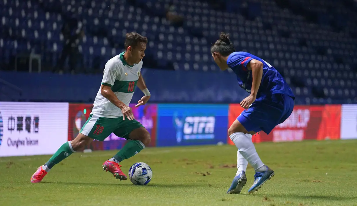 Gol pertama timnas Indonesia yang dicetak oleh Egy Maulana Vikri (kiri) lewat peran Ricky Kambuaya yang mengirimkan bola kepada pemain FK Senica tersebut.  (Dok. PSSI)