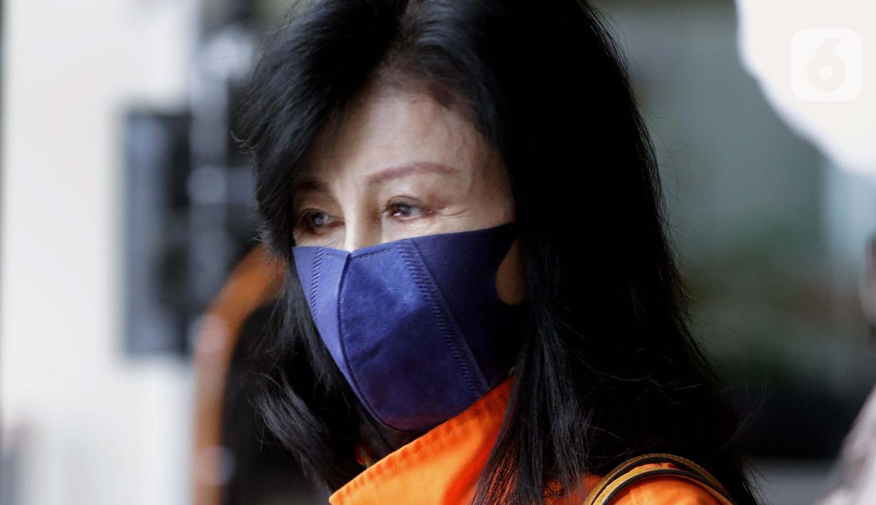 Wakil Direktur PT Adonara Propertindo, Anja Runtuwene usai menjalani pemeriksaan di Gedung KPK, Jakarta, Jumat (20/8/2021). Anja Runtuwene merupakan tersangka dugaan korupsi pengadaan tanah untuk Perumda Pembangunan Sarana Jaya tahun 2019 di Munjul Pondok Ranggon. (Liputan6.com/Helmi Fithriansyah)