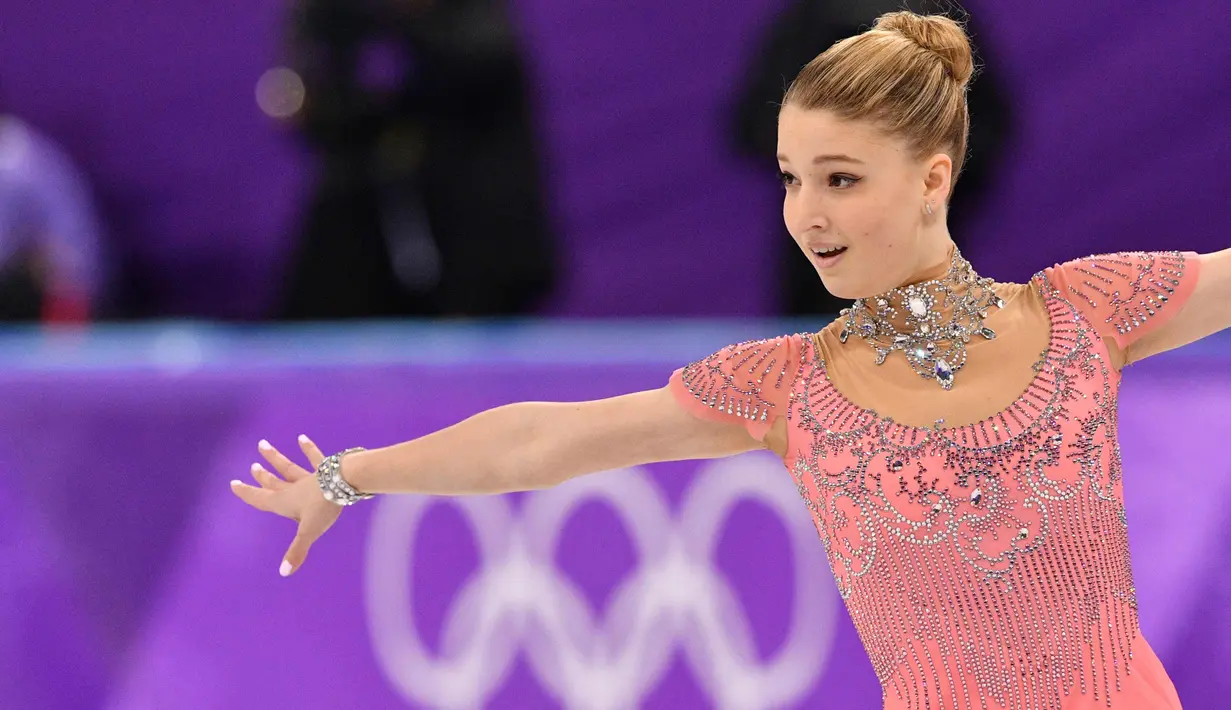 Maria Sotskova bersaing dalam kejuaraan figure skating selama Olimpiade Musim Dingin 2018 di Gangneung Ice Arena, Gangneung, Korea Selatan (21/2). Sotskova merupakan atlet Rusia kelahiran 12 April 2000. (AFP Photo/Mladen Antonov)