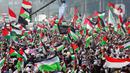 Tidak sedikit dari mereka membawa atribut bendera Indonesia dan Palestina berbagai macam ukuran. (Liputan6.com/Angga Yuniar)
