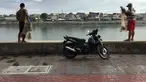 Warga yang hendak menjala ikan memarkirkan kendaraannya di trotoar Danau Sunter, Jakarta, Jumat (19/1). Meskipun telah dibenahi, masih banyak warga yang memarkirkan sepeda motornya di trotoar tersebut. (Liputan6.com/Immanuel Antonius)