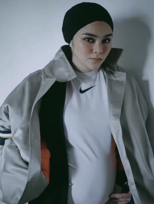 <p>Tampilan sporty ditunjukan Sivia saat hamil, dengan tshirt putih Nike dipadukan jaket dan turban hitam. (@siviazizah)</p>