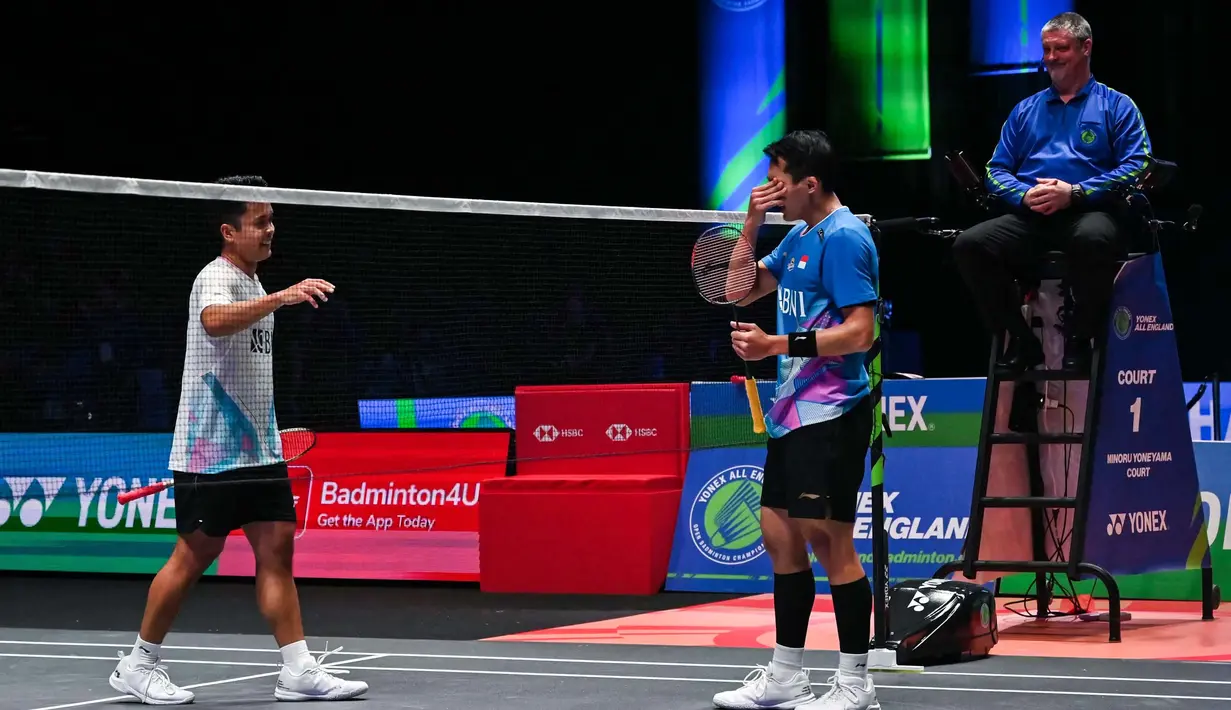 Jonatan Christie menjadi juara All England 2024 usai mengalahkan Anthony Sinisuka Ginting dengan skor 21-15, 21-14. (JUSTIN TALLIS/AFP)