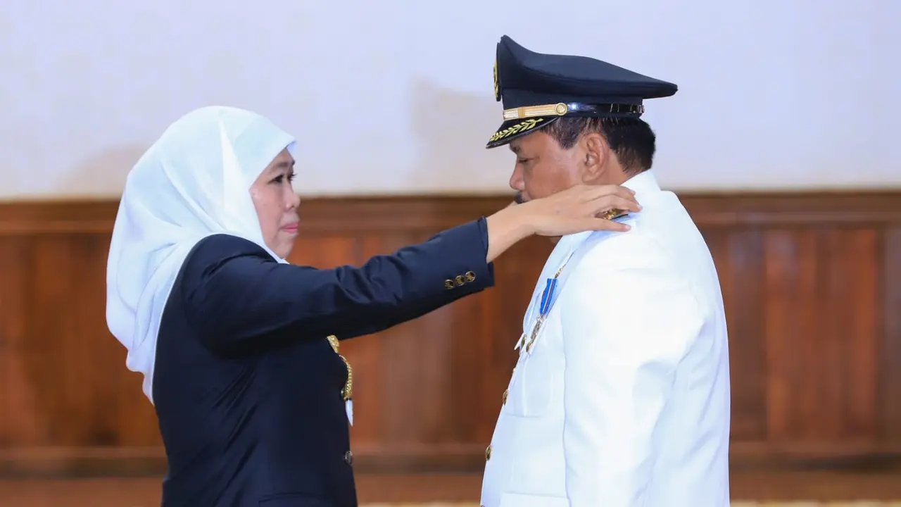 Marhaen saat dilantik Khofifah menjadi bupati Nganjuk. (Istimewa)