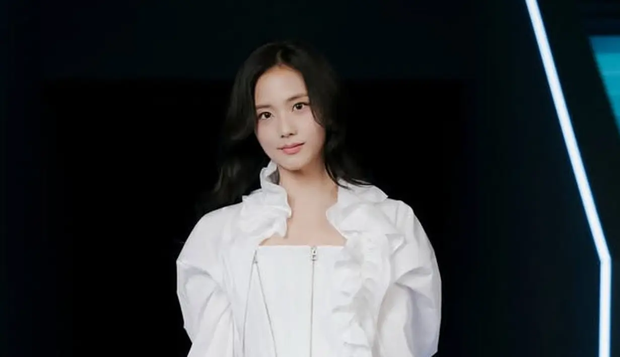 <p>Jisoo tampil mengenakan atasan korset putih dengan aksen tiga resleting di bagian depan. Korset tersebut dipadukan outer crop lengan panjang balon dengan aksen rumbai. [@sooyaaa__]</p>