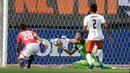 Pemain Persija Jakarta, Bambang Pamungkas gagal mencetak gol saat berhadapan dengan kiper  Perseru Serui, Hendra Mole pada lanjutan Liga 1 2017 di Stadion Patriot Bekasi, Selasa (19/9/2017). Persija menang 1-0. (Bola.com/Nicklas Hanoatubun)