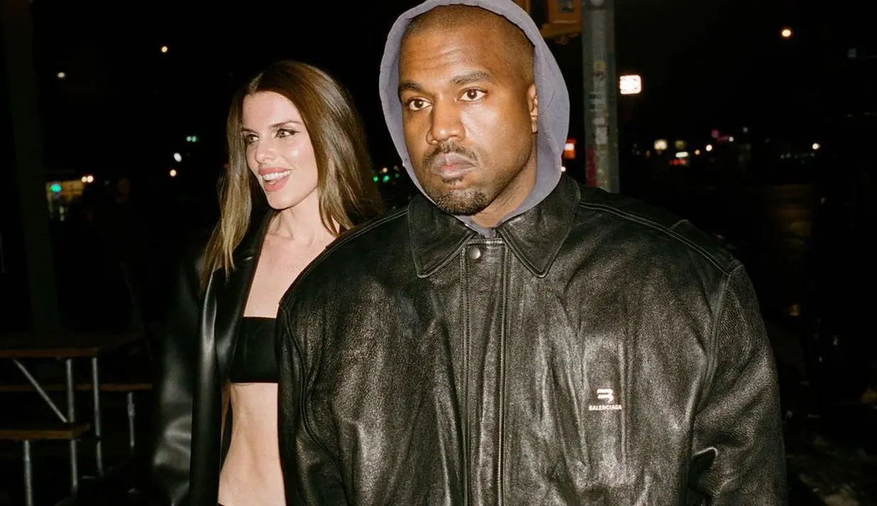 Kanye West dan Julia Fox sedang jadi sorotan. Pasangan ini terus tampil di depan publik dengan dandanan yang tak biasa.