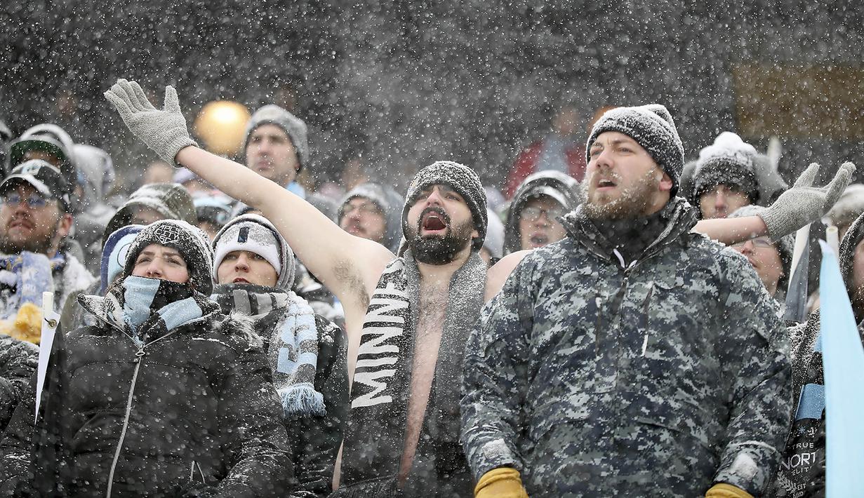 Para supporter Minnesota United memberi dukungan kepada tim kesayangannya. Meski udara sangat dingin, namun tiket laga melawan Atalanta United tersebut berhasil terjual sebanyak 35.000 lembar. (AP/Elizabeth Flores)
