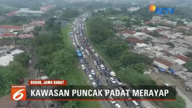 Arus lalu lintas jelang akhir tahun di Puncak, Bogor, tersendat sepanjang 10 kilometer.