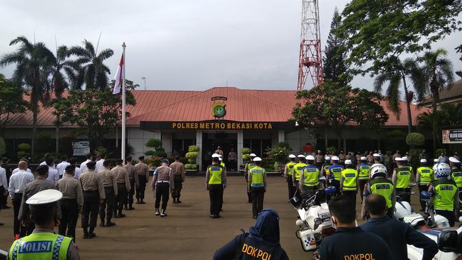 Personel gabungan saat mengikuti apel Operasi Lilin Jaya 2020 di Mapolres Metro Bekasi Kota. (Liputan6.com/Bam Sinulingga)