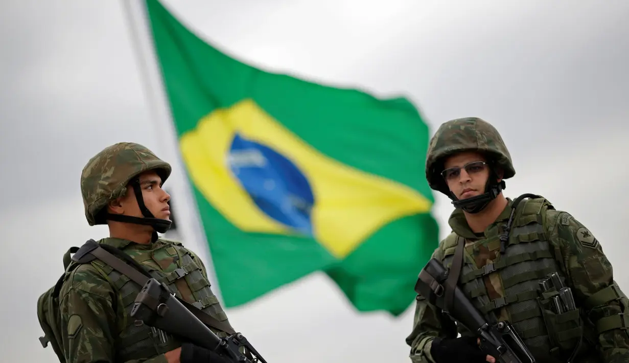 Dua marinir Brasil berjaga saat latihan pengamanan jelang Olimpiade Rio 2016 di Rio de Janeiro, Brazil, July 21, 2016. (REUTERS/Ueslei Marcelino)