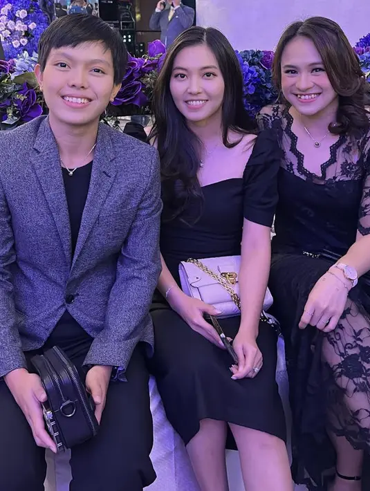 Fadia Silva tampil dengan blazer abu-abu dipadukan t shirt dan celana hitamnya. Ia pun membawa clutch warna hitam @melatidaeva.