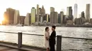 Enzy Storia dan Molen Kasetra juga melakoni pemotretan prewedding di New York. Gaya foto prewedding yang khas dengan wedding dress jadi konsep foto pranikah mereka. [Instagram].