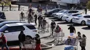 Warga melakukan social distancing atau menjaga jarak saat mengantre untuk memasuki supermarket di Las Vegas, Amerika Serikat, Sabtu (14/3/2020). Social distancing adalah cara terbaik untuk mencegah penyebaran virus corona COVID-19. (AP Photo/John Locher)