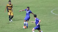 Pemain Persib, Zulham Zamrun (tengah) berduel dengan pemain Mitra Kukar pada laga Torabika SC 2016 di Stadion Gelora Bandung Lautan Api, Sabtu (18/6/2016). (Bola.com/Nicklas Hanoatubun)