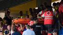 Tim medis akhirnya berhasil mengevakuasi penonton yang diduga mengalami serangan jantung tersebut keluar stadion untuk mendapatkan perawatan intensif. Kemudian pertandingan dilanjutkan setelah tertunda satu jam akibat insiden tersebut. (AFP/Cristina Quicler)