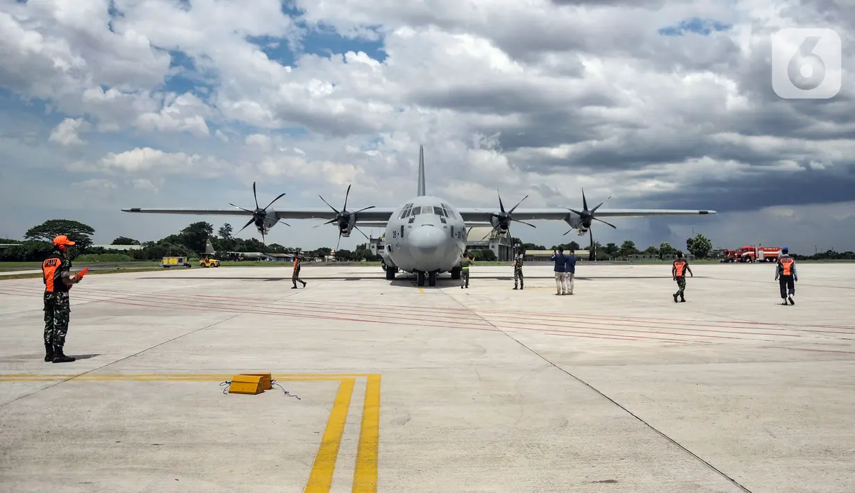 Pesawat Super Hercules C-130J terparkir di Lanud Halim Perdanakusuma, Jakarta Timur, Senin (6/3/2023). TNI Angkatan Udara (AU) menerima satu unit pesawat C-130J Super Hercules A-1339 di Lanud Halim Perdanakusuma. (merdeka.com/Iqbal S. Nugroho)