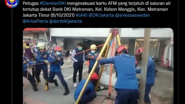 Aksi petugas Pemadam Kebakaran ketika mengambil kartu ATM di got