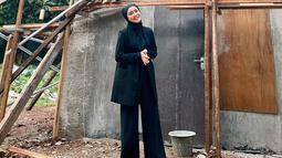 Tampil dalam balutan serba hitam, gaya Cita Citata ini terlihat bak lady boss. Dirinya juga memilih menggunakan gaya hijab yang simpel namun tetap terlihat stylish. (Liputan6.com/IG/@cita_citata)
