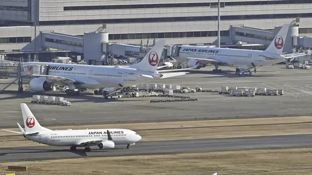 Maskapai penerbangan Jepang Japan Airlines saat terjadi cyber attack atau serangan siber pada Kamis (26/12/2024). (AP)