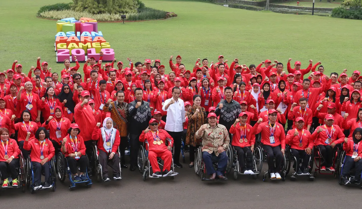 Presiden Joko Widodo foto bersama para atlet usai memberikan bonus kepada peraih medali Asian Para Games 2018 di Istana Bogor, Jakarta, Sabtu (13/10). Bonus yang diberikan setara dengan bonus yang diterima atlet Asian Games 2018. (Liputan6.com/HO/Randy)
