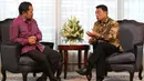 Chief Content Officer KLY, Wens Manggut saat mewawancarai Kepala Staf Presiden Moeldoko di Jakarta, Rabu (16/1). Dalam wawancara tersebut Moeldoko memaparkan kinerja kerja pemerintahan Jokowi-JK hingga saat ini. (Liputan6.com/Angga Yuniar)