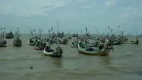 Perahu nelayan ditambatkan di bibir pantai Kabupaten Sumenep, Madura. (Liputan6.com/Mohamad Fahrul)