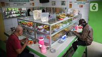 Warga makan di Warteg Bahari, Jakarta, Rabu (1/12/2021). Naiknya PPKM DKI menjadi level 2 mengubah banyak aturan di wilayah tersebut, salah satunya jam operasional warteg yang diizinkan hingga pukul 21.00 dengan kapasitas pengunjung 50 persen. (Liputan6.com/Faizal Fanani)