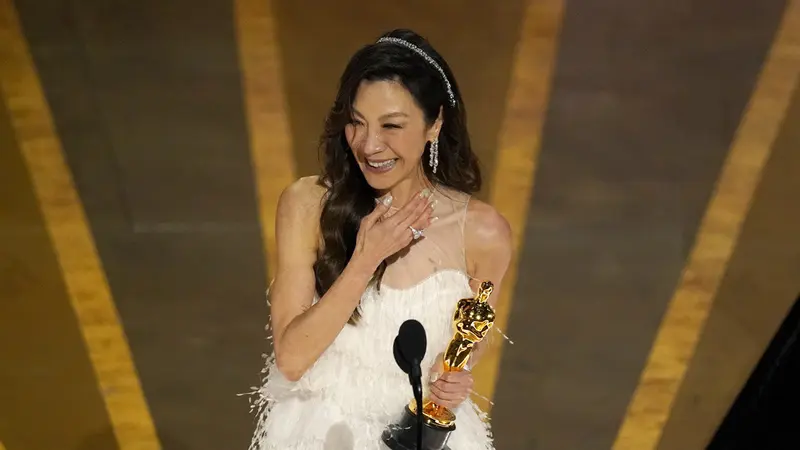 Michelle Yeoh menang Piala Oscar 2023 lewat film Everything Everywhere All At Once. (Foto: AP Photo/Chris Pizzello)