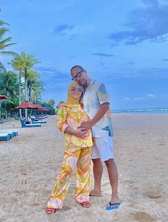 Seperti sang kakak, Aisyahrani juga memiliki paras yang cantik banget. Apalagi di kehamilan keduanya ini, aura cantiknya terlihat semakin terpancar. (FOTO: instagram.com/syh55)