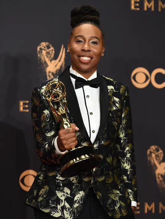 Lena Waithe berpose dengan trofi usai meraih penghargaan pada Emmy Awards 2017 di Los Angeles, Minggu (17/9). Lena Waithe menjadi perempuan kulit hitam pertama yang meraih Emmy Awards dari kategori Best Comedy Writing. (Jordan Strauss/Invision/AP)