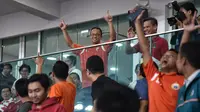 Gubernur DKI Jakarta, Anies Baswedan berselebrasi setelah Persija Jakarta unggul dua gol atas Bali United pada Final Piala Presiden 2018 di Stadion Utama Gelora Bung Karno (SUGBK), Sabtu (17/2). (LIputan6.com/Dok Gubernur DKI/Khairudin Safri)