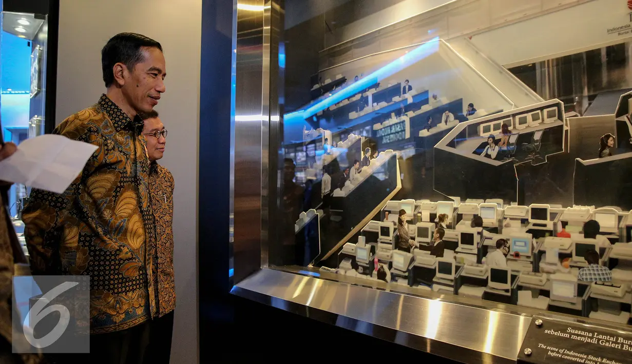 Presiden Joko Widodo mengunjungi Museum Sejarah Pasar Modal Indonsia dalam acara peringatan 38 Tahun Diaktifkannya Kembali Pasar Modal Indonesia di Gedung Bursa Efek Jakarta, Senin (10/8/2015). (Liputan6.com/Faizal Fanani)
