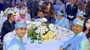 <p>Duduk bersama Prabowo dan among lainnya, tampak Verrel tampil formal dengan mengenakan atasan beskap polos warna blue sky. Verrel pun tampak gagah malam itu. [@bramastavrl]</p>