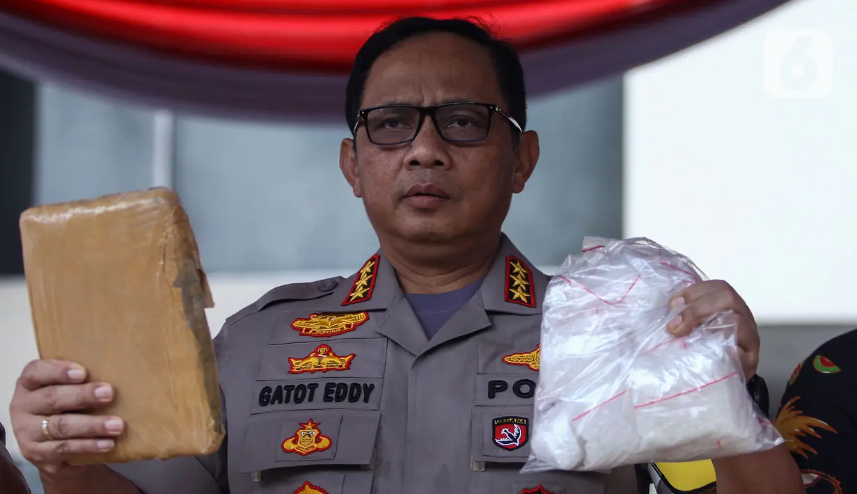 Kapolda Metro Jaya, Komjen Gatot Eddy Pramono menunjukkan barang bukti dalam rilis akhir tahun di Balai Polda Metro Jaya, Jakarta, Jumat (27/12/2019). Selain para tersangka, polisi juga menampilkan barang bukti ganja dengan total mencapai 1 ton. (Liputan6.com/Herman Zakharia)