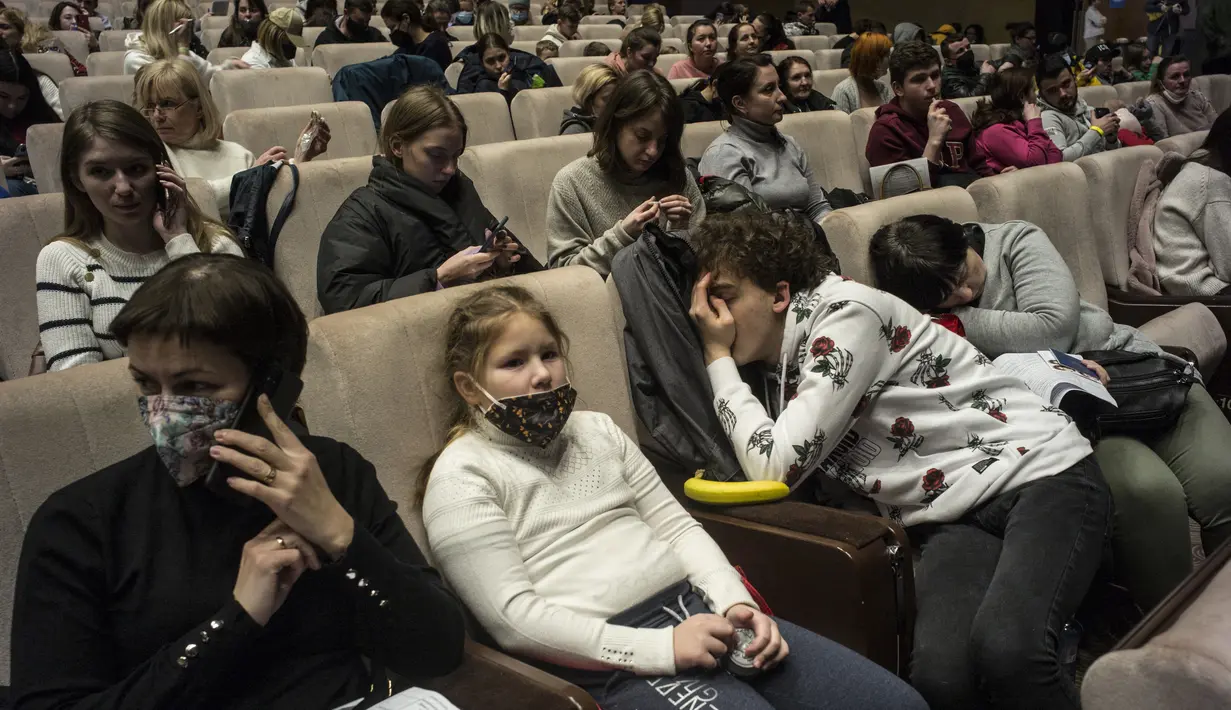 Pengungsi Ukraina beristirahat di pusat bantuan regional di Pusat Kongres Praha di Praha, Republik Ceko (7/3/2022). Ceko merupakan salah satu dari 17 negara yang memberi bantuan langsung kepada Ukraina untuk melawan Rusia. (AFP/Michal Cizek)